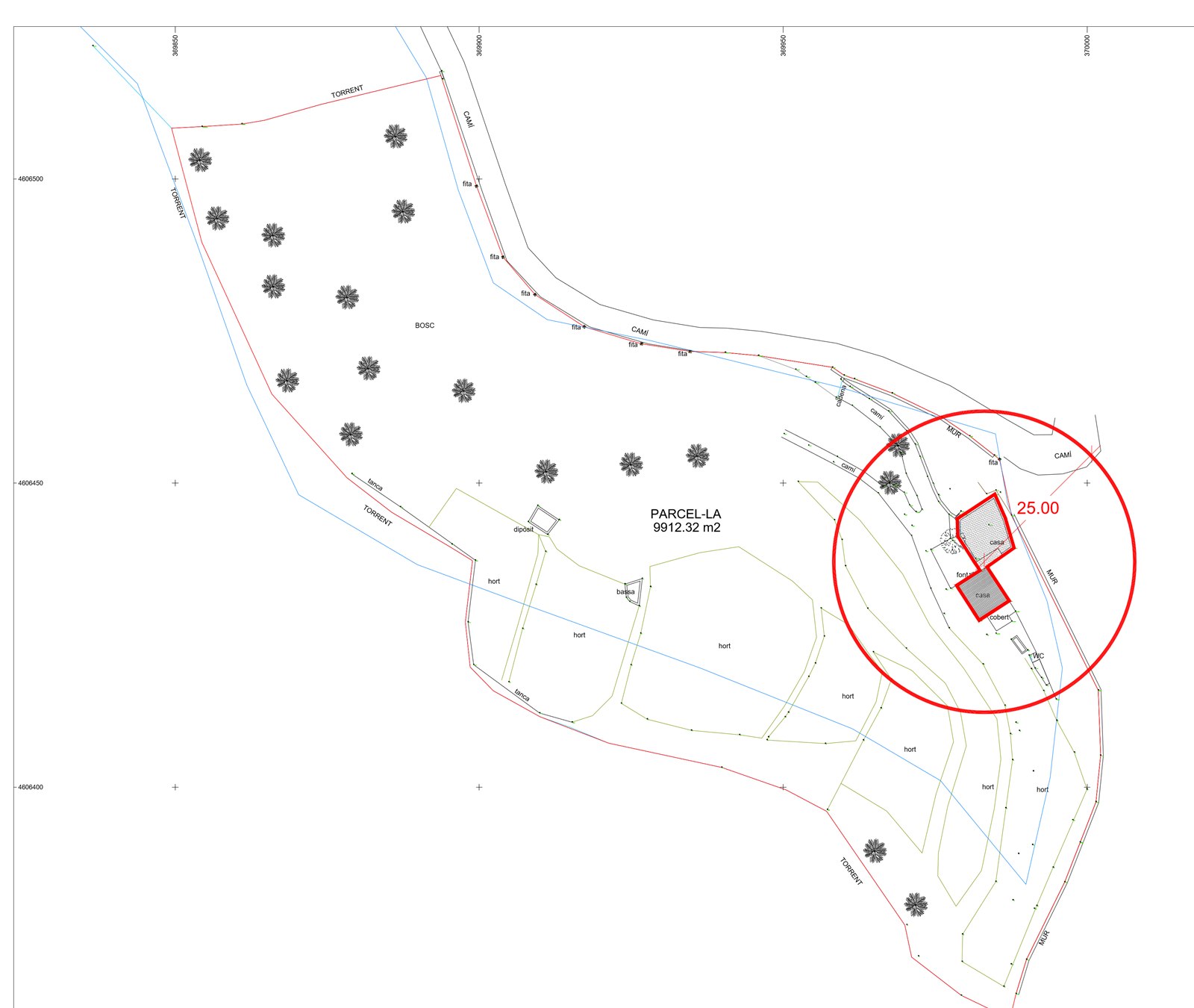 Plànol de la finca: el bosc a la meitat nord, els bancals d'hort al sud, el torrent que la voreja i la casa a l'extrem est, envoltada del cercle de 25 metres de la franja de protecció d'incendis