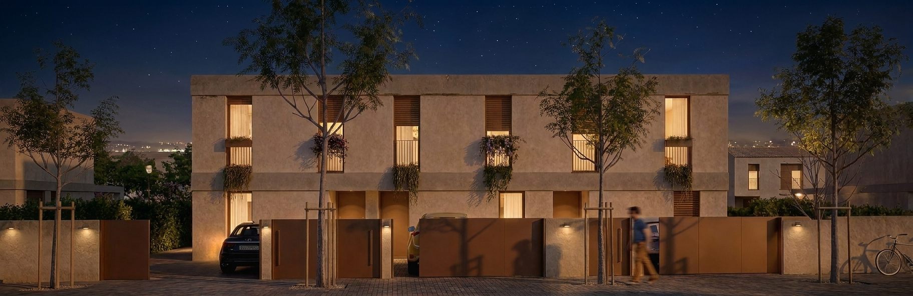 El mateix enquadrament de nit, amb les finestres enceses, els apliques de les tanques encesos i el cel estrellat
