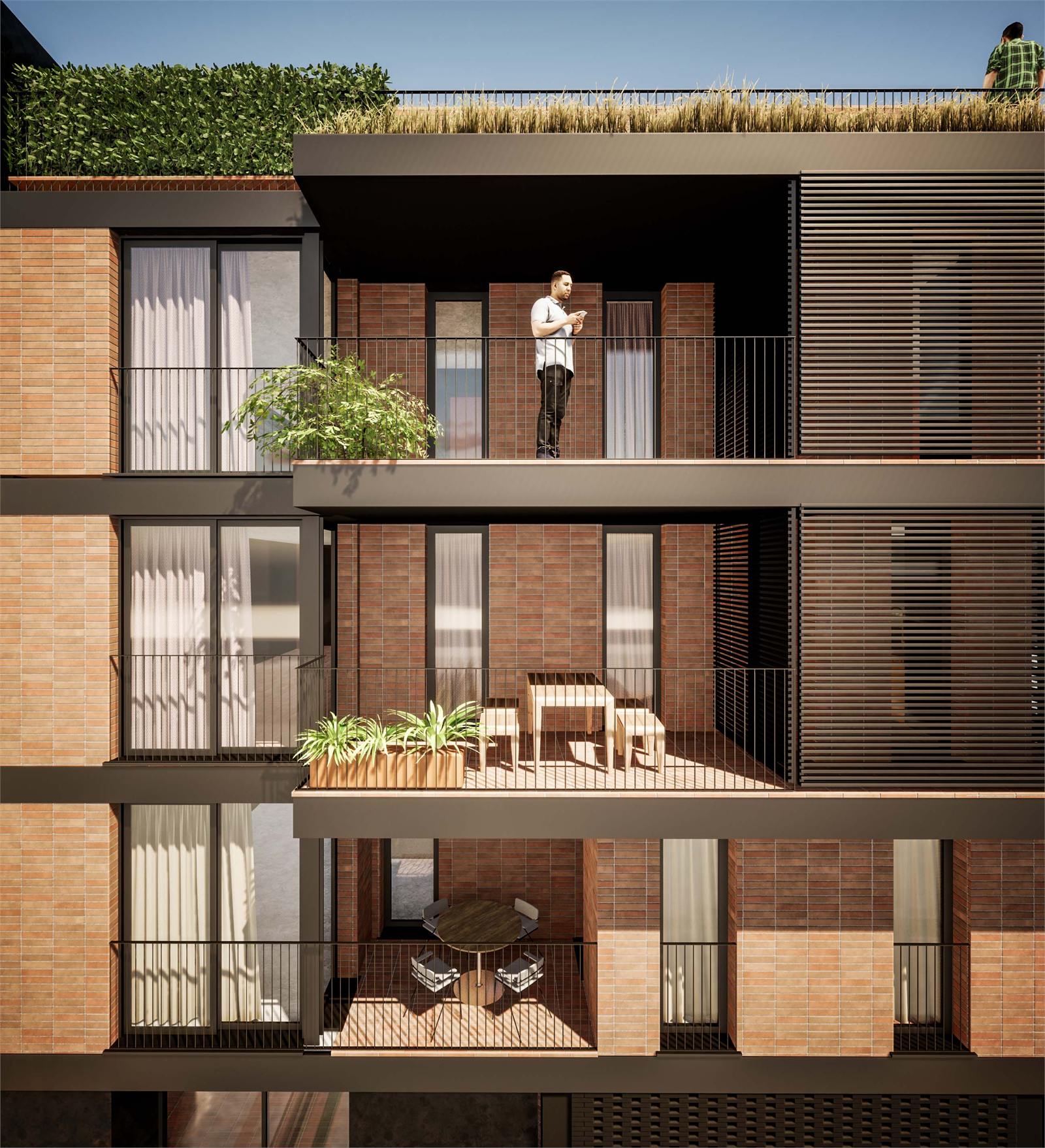 Detall de tres terrasses superposades: cadascuna encastada dins del volum d'obra vista, amb taula i cadires, jardineres i les balconeres corredisses obertes al fons