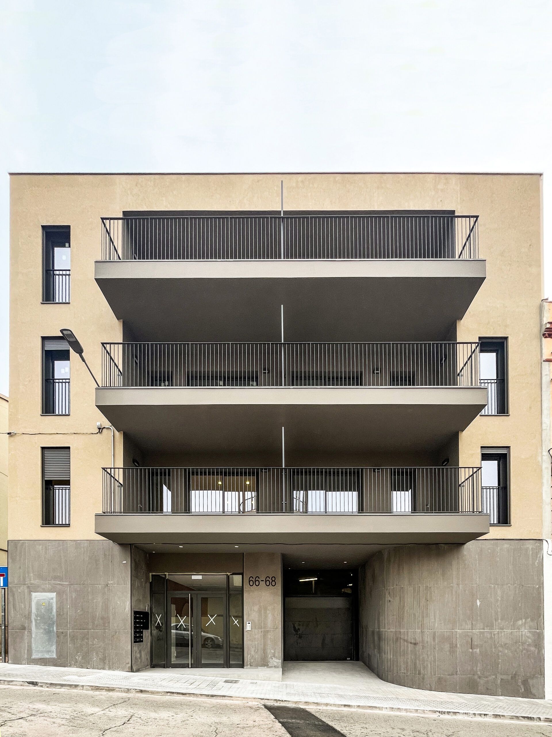 Edifici pisos modern amb balcons. Projecte de Pastor + Associates, expert en façana ventilada
