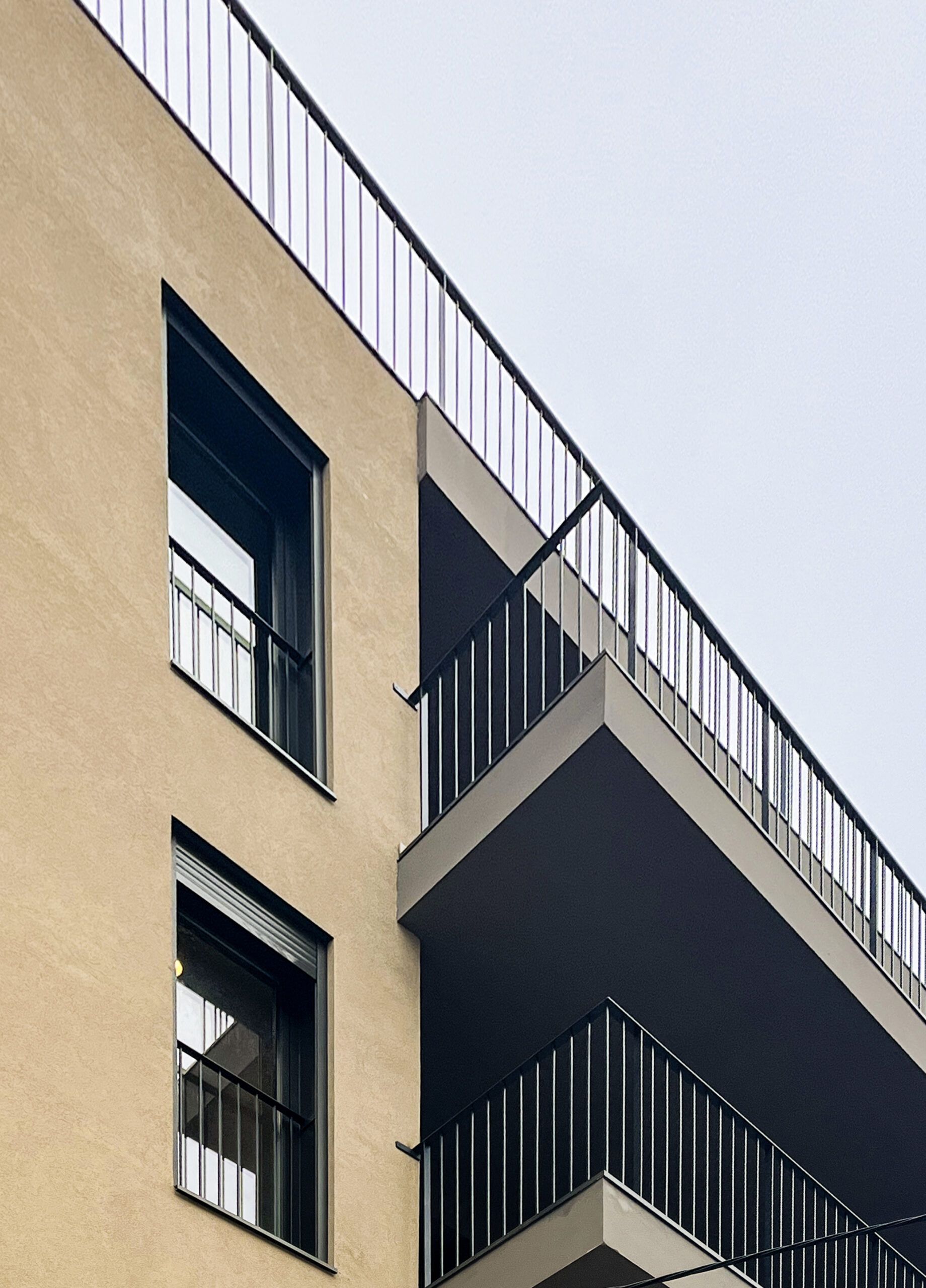 Primer pla de balcons amb baranes. Projecte de Pastor + Associates, expert en arquitectura