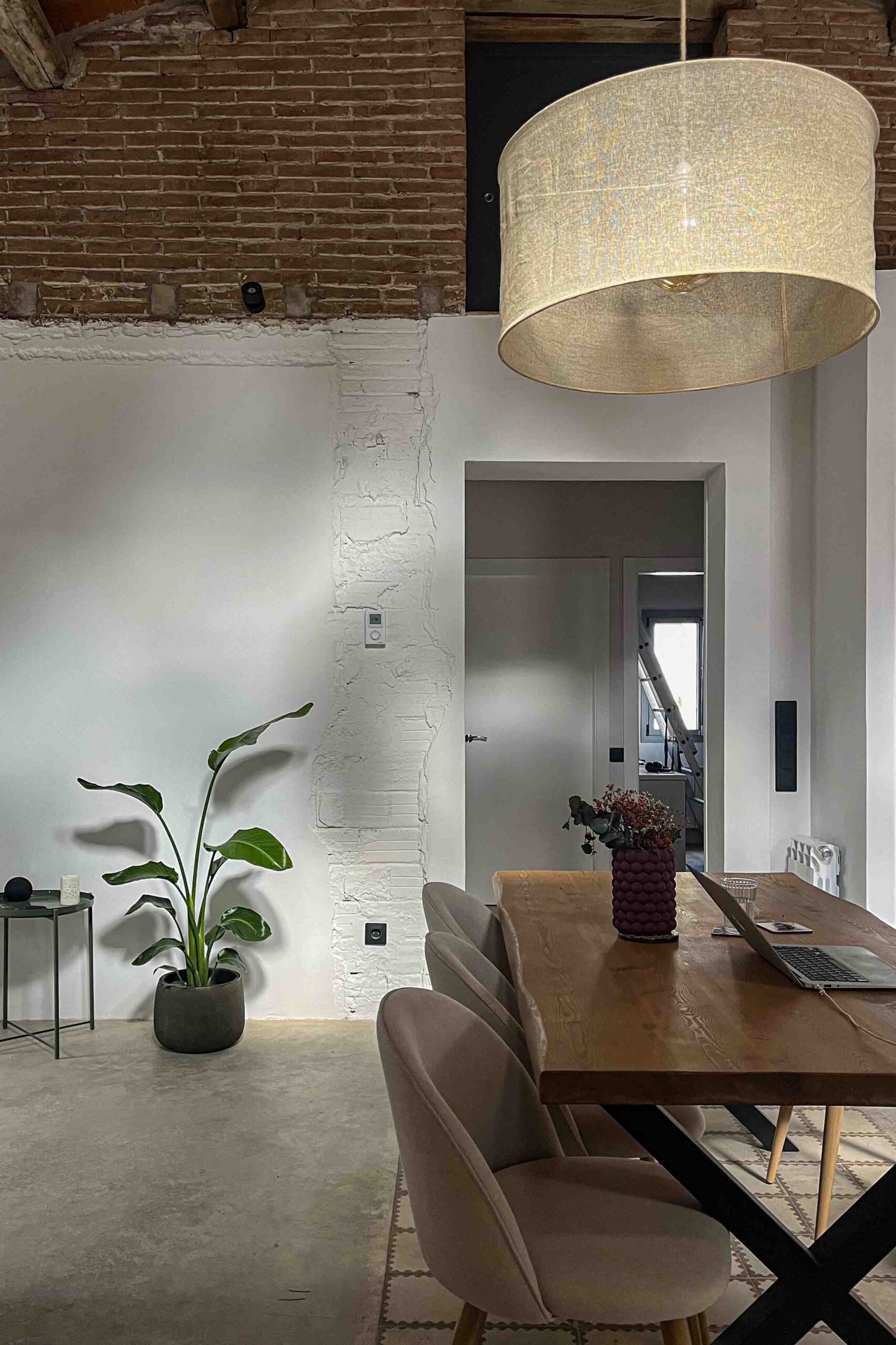 Menjador amb taula de fusta. Projecte de Pastor + Associates, expert en habitatges unifamiliar