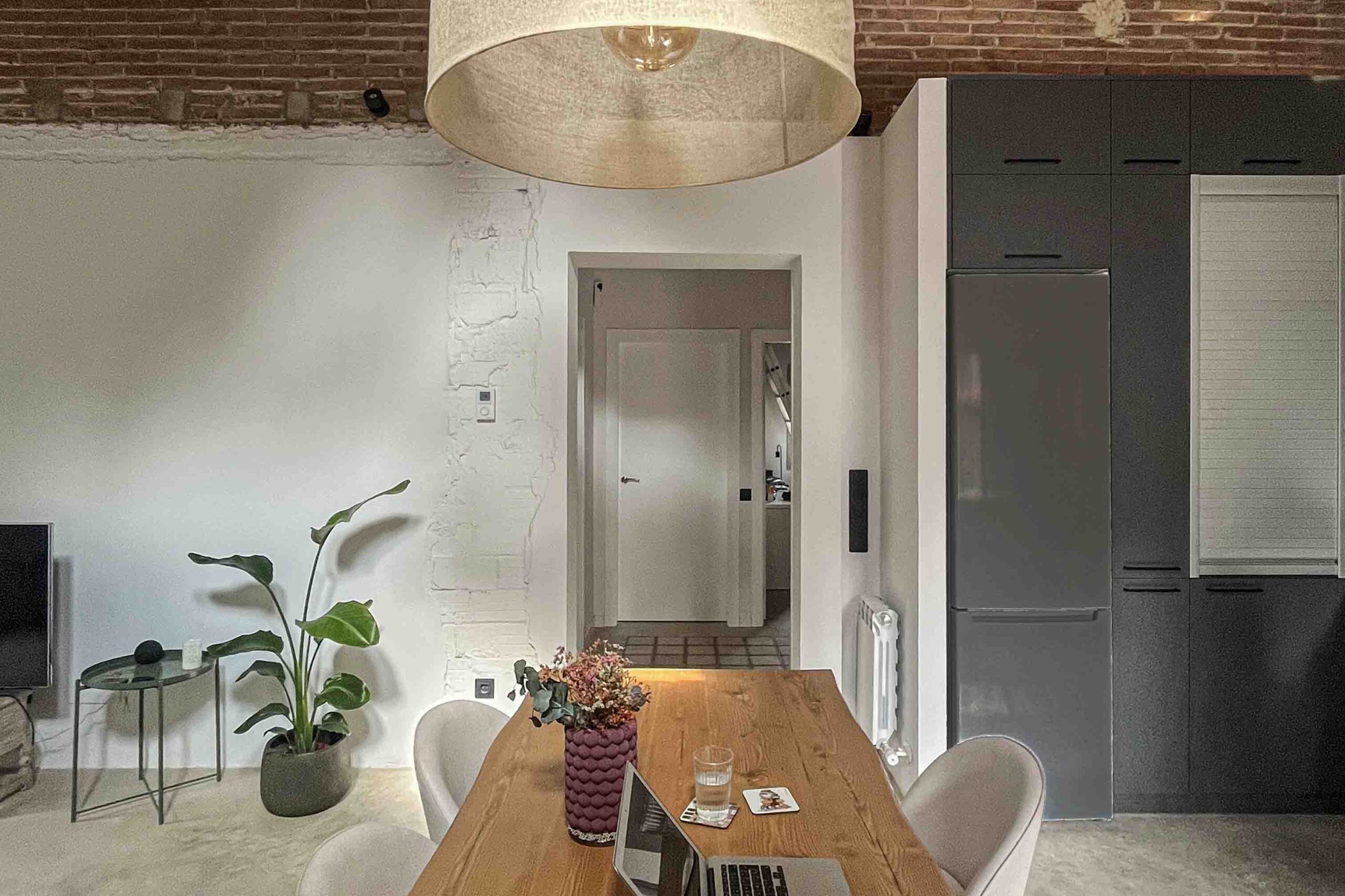 Menjador modern amb sostre de totxo. Projecte de Pastor + Associates, expert en entramat lleuger